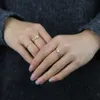 Enkel lyxfingerringar Guldfärg Mikroposla som gnister Vit kubik Zirkoniumsuppsättning med 2 st Ring Set för kvinnors flickor