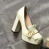 Sapatos clássicos sapatos femininos de designer de couro Sexy Bar Banquete Princesa Casamento senhora Sapato de salto alto super grosso 10 cm fivela de metal Salto alto ouro preto