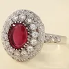 Trouwringen prachtige vrouwelijke ovale rode zirkoon steen verlovingsring voor vrouwen luxe micro pave witte kleur kristal wedding sieraden