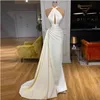 Dubai Weißes Meerjungfrau-Abendkleid, arabisches Neckholder-Abschlussballkleid, überkreuztes Damen-formales Partykleid