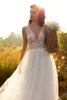 2021 Böhmen Brautkleider V-Ausschnitt Spitze Applikationen Perlen Brautkleider Nach Maß Sexy Rückenfrei Sweep Zug A-Linie Hochzeitskleid