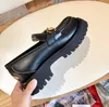 Gepolijst leer Platform loafers ronde neus schoenen voor dames luxe ontwerpers Instapper Gesp decoratie heavy duty Chunky Sole lounge flats fabrieksschoeisel