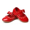 زهرة الأطفال الفتيات الأبيض الأحمر براءات الاختراع الأحذية الأميرة الأميرة للقليل بنات مدرسة القوس حفل زفاف الرقص اللباس أحذية الأحذية AA220311