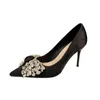 Sandaler Kvinnor Designer Ny Spetsig Högklackat Lyxblomma Rhinestones Bow Pumps Aftonklänning Ladyskor 220312