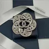 Yüksek Kaliteli Kakma Kristal Rhinestone Broş Lüks Tasarımcı Marka Çift Harf Takım Yaka Pin Broş Erkekler Kadınlar için Geometrik Çiçekler Broş Düğün Takı