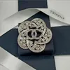 Hoge kwaliteit inlay kristal strass broches luxe ontwerper merk dubbele brief pak kraag pin broche geometrische bloemen broche voor mannen vrouwen bruiloft sieraden