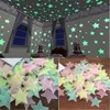 100 sztuk / worek 3cm Glow w ciemnych zabawkach Luminous Star Naklejki Sypialnia Sofa Fluorescencyjny Malarstwo Zabawki PVC Naklejki dla dzieci Pokój