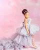 2022 Yeni Dantel Aplike Yüksek Düşük Çiçek Kız Elbise Düğün için Katmanlı Etekler Küçük Kızlar Pageant Elbise Tüy İlk Komünyon Abiye CG001