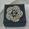 Spille di strass di cristallo con intarsio di alta qualità Marchio di design di lusso Doppia lettera Colletto da abito Spilla Spilla con fiori geometrici Spilla per uomo Donna Gioielli da sposa