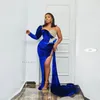 Royal Blue Aso Ebi Mermaid Dresses Prom 2021 Sheer Neck One Long Sleeve Velvet Evening vestidos de alta Dividir vestido formal do partido