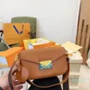 Designer- Ретро седло мешок мешок посыльные кожаные сумки мода металлические пряжки женские сумки с широким печатью ремешок кошелек