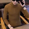 Otoño e invierno Moda para hombre Slim Color Sólido Suéter de cuello alto Suéter de punto cálido Camisa de fondo de manga larga 201203