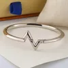 Europe America Fashion Style Lady Women Titanium Steel Graved V Initials Volt Bangle Armband 3 Färg Q05001