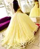 아름다운 3D 손수 꽃 오프 숄더 목선 주름 얇은 명주 그물 스커트 빛 노란색 군사 볼 가운 성인식 드레스