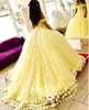 Bela ombro 3D Artesanais Flores Off decote plissados ​​Tulle Skirt luz amarela Bola Militar Vestido Quinceanera