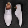 Formele lederen schoenen mannen jurk zakelijke schoenen mannelijke geometrische rode oxfords partij bruiloft casual heren flats chaussure homme55