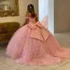 2023 Rosa Claro Flores Florais Renda Quinceanera Vestidos de Baile Tule Fora do Ombro com Grande Laço Espartilho nas Costas Festa Formal Doce 16257k