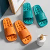 Pantoufles d'été semelle creuse qui fuit salle de bain antidérapant intérieur bain maison chaussures déodorant sandales pantoufles pour hommes et femmes