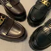 Schwarze MARGARET-Schuhe Triomphe Loafer mit goldener Kette und Fransen, echtes Kalbsleder, Slip-on-Flats, Damen-Luxus-Designer, flacher Abendschuh, Damen, hohe Qualität