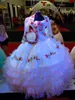 Prinsessan Bateau Showed Cut Out Stropless Tiered Organza Kjol med broderi Bodice och Peplum Vit Quinceanera Klänning Gown MacThing Bolero