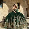 Vintage mexikanische Mädchen-Quinceanera-Kleider aus dunkelgrünem Samt mit goldfarbenen Pailletten und Spitze, appliziert, süße 16-Kleider, luxuriöse Ballkleider für den Abschlussball, Festzug, Vestidos de XV