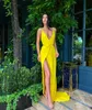 Enkel gul brudtärna klänning sexig v nacke prom klänningar hög split skräddarsydd formell bana mode klänning billigt