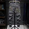 Homens streetwear hip hop japonês vento chinês dragão bordado fino ajuste calças de brim retas homem motocicleta motociclista denim calças203u