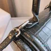Designer- Små axelpåsar Metallformad Pull Ring krökad form på handväskor ryggsäck messenger lyxiga koppling läderväska