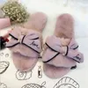 Dropshipping Słynne Futro Marka Flip Flops Słodkie Koronki Bow Fur Futro Slajdy Damskie Designer Winter Sandały Ciepłe i Przytulne Kapcie Home Y220310