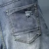 Мужские джинсы отверстия изнасиловали хип -хоп, разорванные светло -голубые тощая стройная стройная стройная уличная одежда. Беспокойная джинсовая джинсы мото -байкер