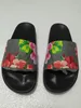 Top Mulheres Chinelos Sapatos Quente Slide Slide Verão Moda Flat Slippery Sandálias Slipper Flip Flop Tamanho 35-45 Com Caixa De Flores