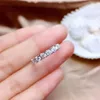 Moissanite美しい糸リング、925スターリングシルバーダイヤモンドリング。ファッションジュエリー、小さいダイヤモンドJ0112.