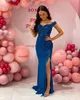 Royal Blue 2021 aftonklänningar från axeln Elegant sidoslitspets Applique Pärled anpassad Plus Size Prom Party -klänning