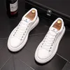 Mode Andningsbar Casual Dress Bröllop Skor Klassisk Vår Höst Vit Mäns Läder Flat Luxury Designer Lätt Lätt Lätt Snörning Male Sneakers