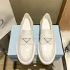 New Classic Women Platform Dress Shoes Vera pelle Suole spesse Appartamenti Luxury Designer Fashion Women Low-Top Fibbia in metallo Mocassini Taglia 35-40