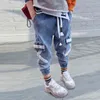 2019 Koreanska Kids Jeans för pojkar Solid Pocket Patchwork Harembyxor Boys Kläder Loones Denim Jeans Byxor Barnbyxor G1220