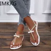 Sandels Summer Women S Flat Bowtie Sandals Sweet Boho Pearl Decoration 가죽 플랫 비치 핑크 휴일 신발 플러스 사이즈 43 220303