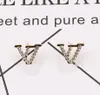 Hoge kwaliteit Designer Simple New Women Fashion Crystal Rhinestone Metal Gold Dubbele brief oorbellen voor meisjesliefhebbers sieraden hele9458361