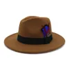 Nieuwe mannen vrouwen brede rand wol voelde Fedora Panama hoeden met riem gesp feather klassieke jazz trilby cap party formele hoge hoed