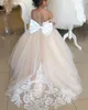 Stock 2–14 Jahre Spitze Tüll Blumenmädchenkleider Schleifen Kinder Erstkommunion Kleid Prinzessin Ballkleid Hochzeit Party Kleid C072213