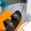 2021 Hausschuhe Designer-Hausschuhe Ledersandale Slides 2 Riemen mit angepassten Goldschnallen Männer und Frauen BOM DIA FLAT MULE 1A3R5M Sommer-Flip