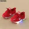 Skhek Printemps et automne Enfants Chaussures lumineuses Garçons et filles Chaussures de course Baby Flash Single LED Lights Sneakers LJ201202