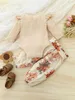 Baby-Body aus Rippstrick mit Rüschenbesatz, Hose mit Blumenmuster und Gürtel SIE