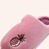 レディース屋内スリッパの毛皮プラットフォーム暖かいコットンシューズレディース刺繍フルーツラブリーベッドルームスリッパスターディソールホームスライド2022