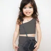 Babykläder ins små flickor barn sätter sommar europeiska och amerikanska mode oneshoulder väst med shorts 2pieces passar barn 8146741