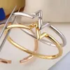 Europe America Fashion Style Lady Women Titanium Steel Graved V Initials Volt Bangle Armband 3 Färg Q05001