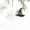 Bruja Sombreros mágicos Esmalte Prendedores Negro Blanco Halloween Diseño único Pluma Cielo estrellado Flores Broches Regalo para fiesta Decoración Ropa