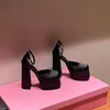 Sapatos casuais designers de vestido sapatos saltos de sand￡lia feminina juno cristal embelezado tornozelo tira de cetim bombeia sapatos de sapatos de calcanhar grossa