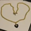 Moda Tasarımcı 18K Altın Kaplama Kaldırım Zinciri Kolyeler Lüks Marka Çift Mektup Geometrik Siyah Şeftali Kalp Kazak Zincirleri Erkek Kadın Mücevherleri