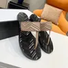 Direktförsäljning Mäns Designer Tofflor Mode Brev Guld Buckle Läder Flat Sandaler Inomhus Street Visa Strandskor T-formad Leverans Box 35-45